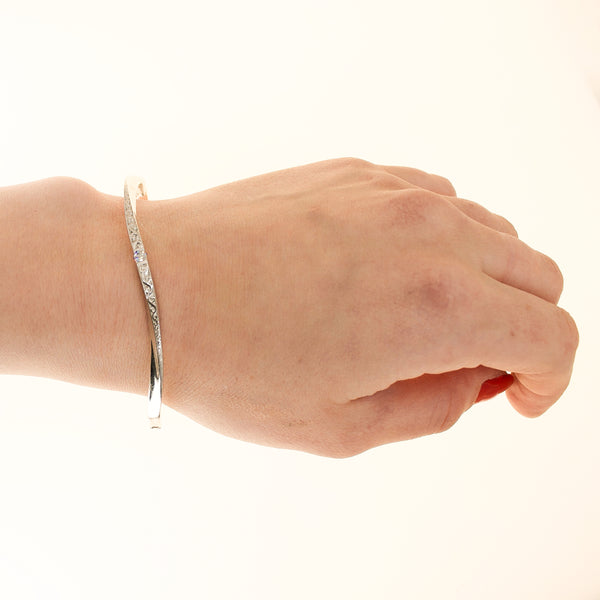 9k White Gold & Diamond Bangle